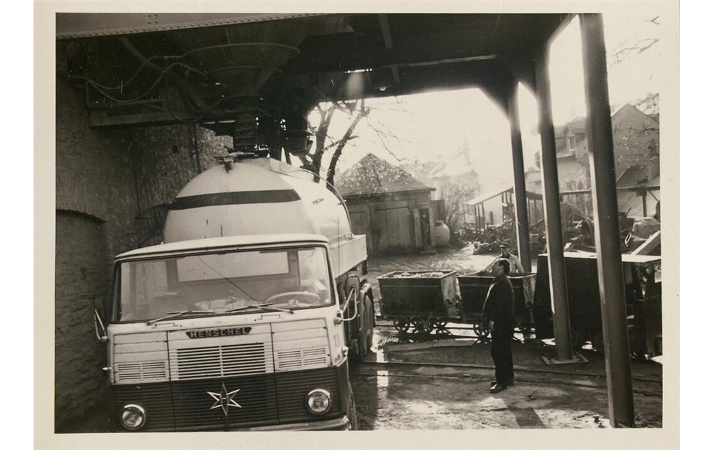 Aus Silos wird das Schiefermehl auch in Lastkraftwagen abgefüllt (1960er Jahre)