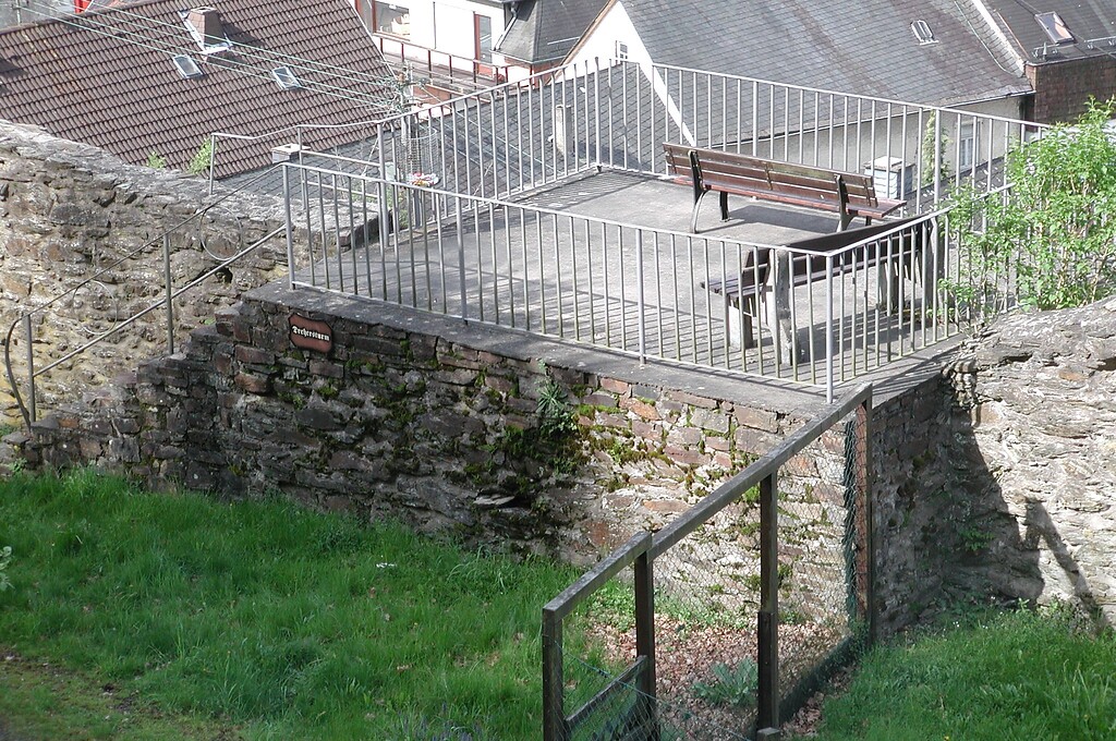 Dort, wo sich einst der Drehersturm als Teil der Stadtbefestigung in Dausenau erhob, befindet sich heute ein Aussichtspunkt (2010)