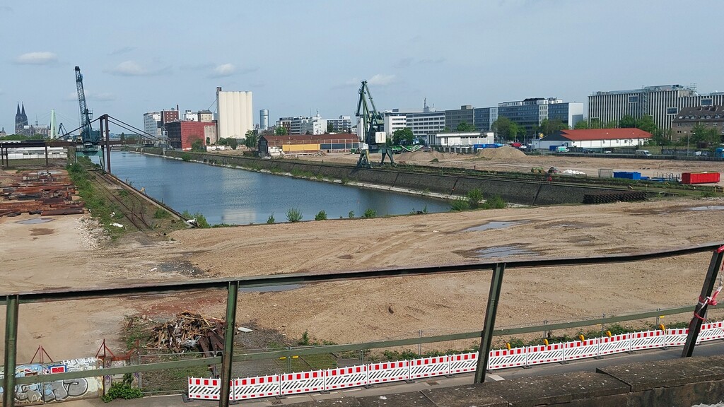 Blick vom südlich von diesem gelegenen Industriegleis auf das Hauptbecken des Deutzer Hafens (2024).