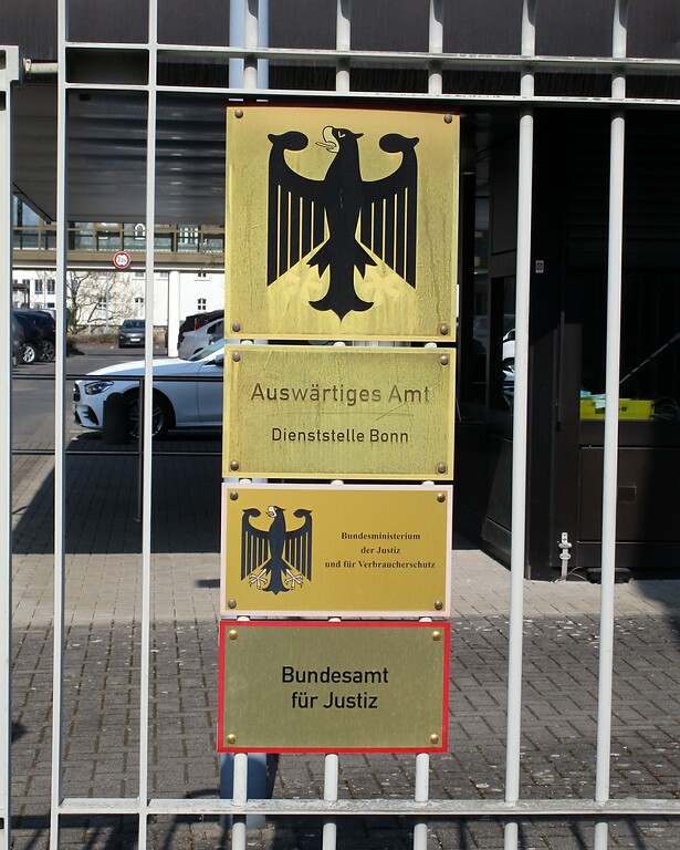 Tafeln am Zufahrt- und Eingangsbereich zum heutigen Zweitsitz des Auswärtigen Amtes in der Tempelstraße in Bonn-Gronau (2022).