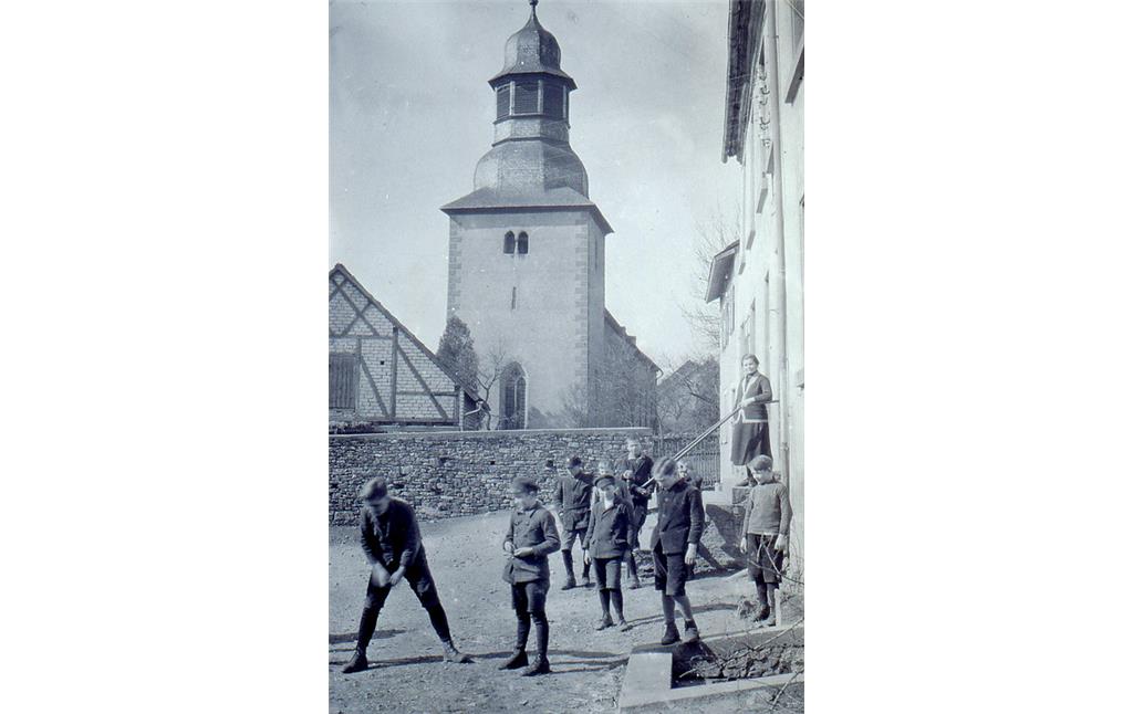 Blick auf den Vorplatz des alten Schlosses, genutzt als Schulhof, mit Blick auf die kath. Kirche, 1900-1910