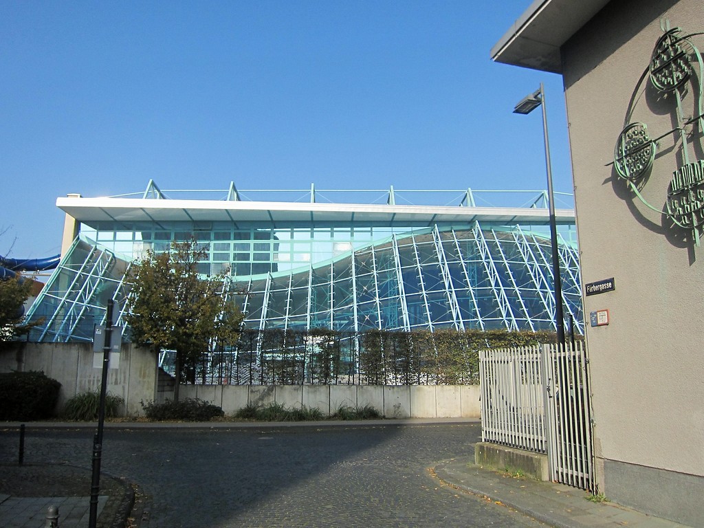 Das Kölner Hallenbad "Agrippabad" in der Kölner Kämmergasse 1 von der Färbergasse aus gesehen (2012).