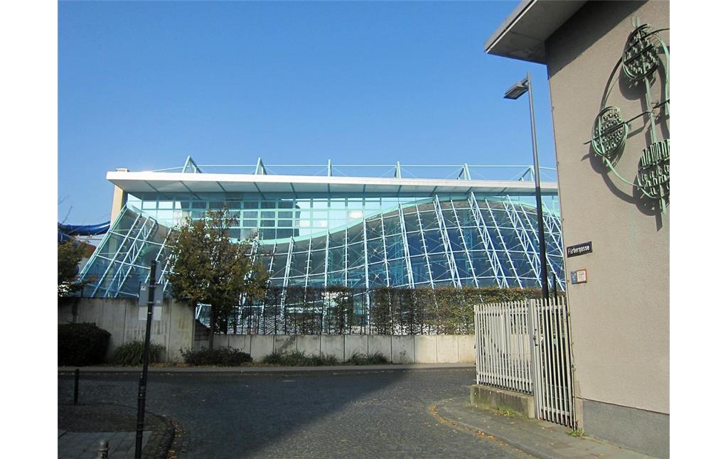 Das Kölner Hallenbad "Agrippabad" in der Kölner Kämmergasse 1 von der Färbergasse aus gesehen (2012).
