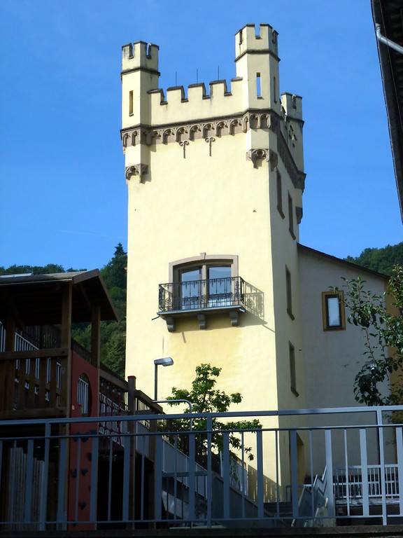 Weißer Turm der Stadtbefestigung Oberwesel (2016): Blick auf dem Turm aus Südwesten aus.