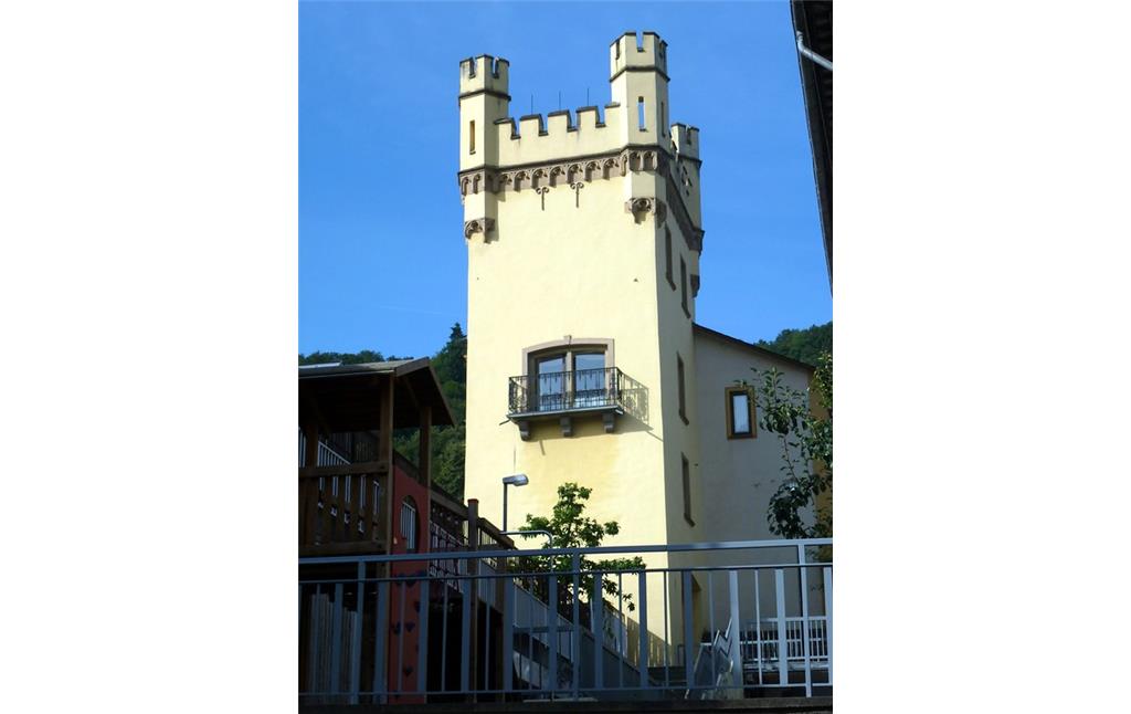 Weißer Turm der Stadtbefestigung Oberwesel (2016): Blick auf dem Turm aus Südwesten aus.