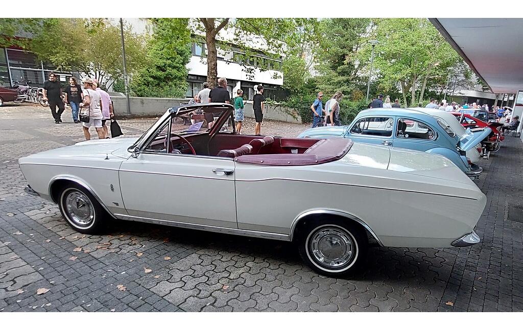 Cabrio-Umbau der Firma Karl Deutsch Karosseriebau eines 1967-1968 produzierten Typs Ford 20M TS / 2300 S (P7), von diesem Typ wurden bei Deutsch 17 Stück hergestellt. Aufnahme 2022 bei einem Oldtimer-Treffen in Wesseling.