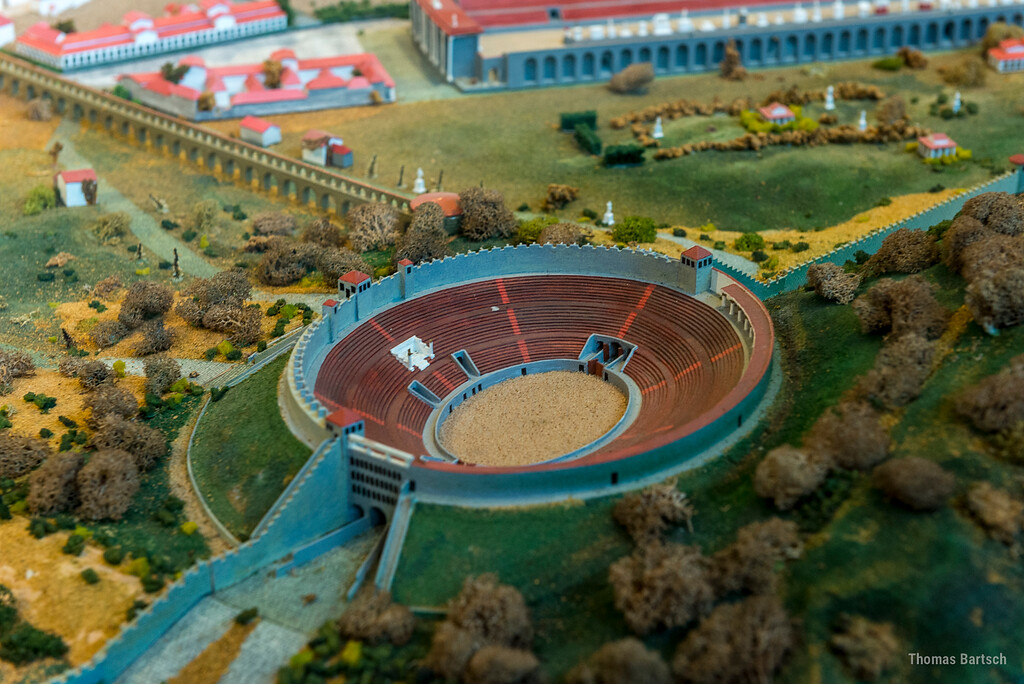 Darstellung des Trierer Amphitheaters auf dem Stadtmodell der römischen Augusta Treverorum im 4. Jahrhundert im Rheinischen Landesmuseum Trier (2022).
