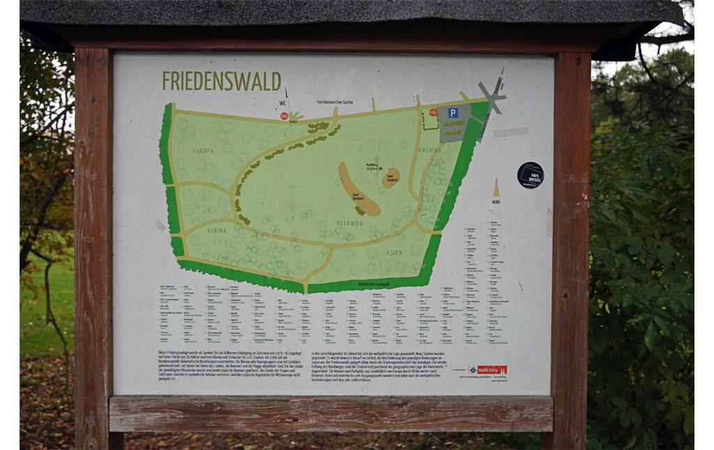 Karte und Informationstafel auf dem Parkplatz am Friedenswald in Köln-Rodenkirchen (2021).