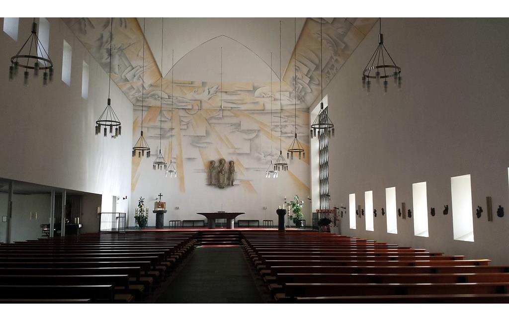 Innenraum mit Blick auf den Altar in der katholischen Pfarrkirche St. Veit in Mayen (2015).