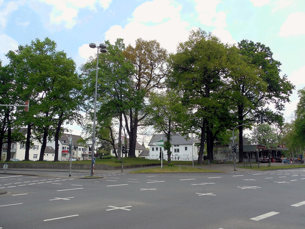 Das Ortszentrum von Rath an der Rösrather Straße (2015)