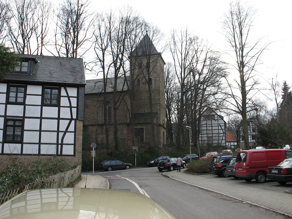 Der Turm der Stiftskirche St. Lambertus in Essen-Rellinghausen, von Süden gesehen (2011).