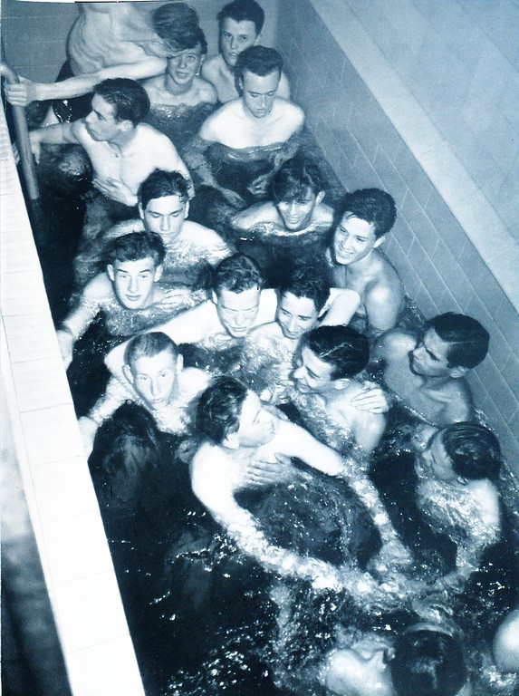 Junge Sportler im Tauchbad der Umkleideanlagen auf dem Weingartsberg (Aufnahme vor 1955).