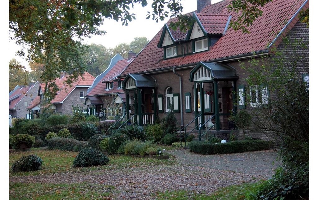 Wohngebäude mit kleinen Vorgärten im Gartenstadt-Stil in der LVR-Klinik Bedburg-Hau (2015)