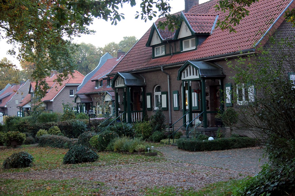 Wohngebäude mit kleinen Vorgärten im Gartenstadt-Stil in der LVR-Klinik Bedburg-Hau (2015)