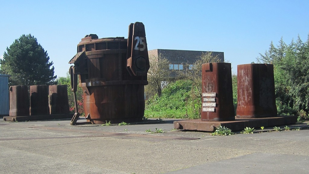 Ehemalige Stahlkochbehälter als Kunstinstallation unter dem Motto "Stahlkochen ist Kunst" auf dem Gelände der Langen Foundation, ehemalige Raketenstation Neuss-Hombroich (2014).