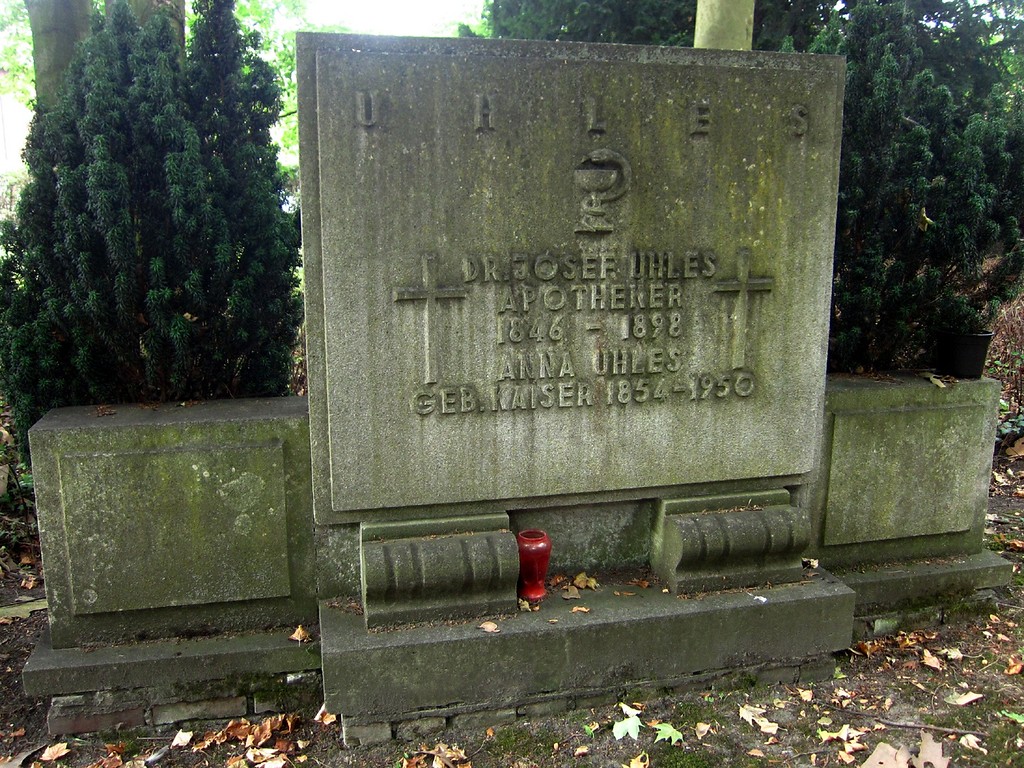Grabmal der Apothekerfamilie Uhles auf dem Kirchhof an St. Audomar in Frechen (2013)