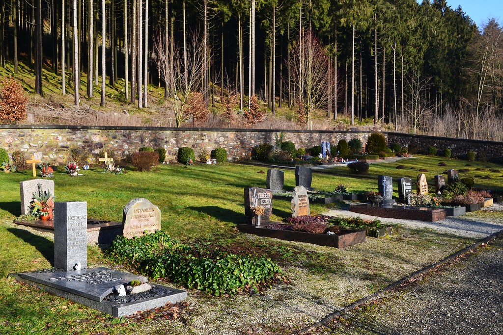 Gräber auf dem Friedhof Rinzenberg (2016)