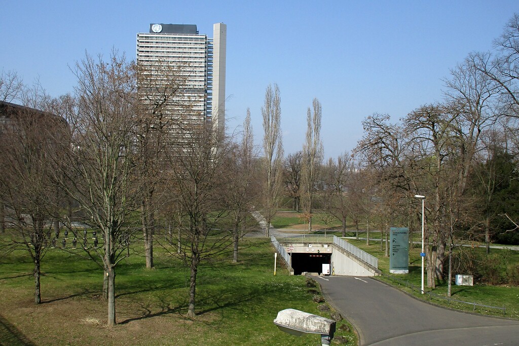 Rheinauenpark in Bonn-Gronau: das frühere Gelände des Sportparks Gronau, in dem sich das 1989 abgerissene Gronaustadion befand, hinten das ab 1966 erbaute Abgeordnetenhochhaus "Langer Eugen" (2022).