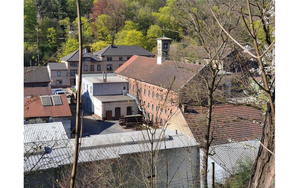 Blick von Süden auf Werksgebäude der Eisenwerke Gienanth in Eisenberg (Pfalz), mit historischer Turmuhr (2020).