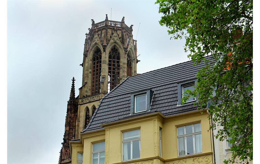 Kirchturm der Kirche St. Agnes im Agnesviertel (2021)