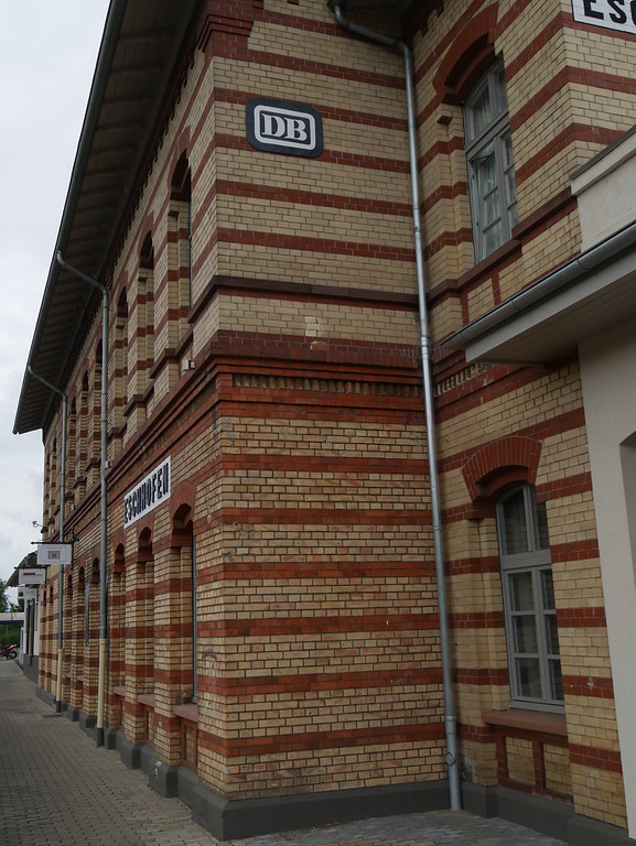 Südansicht des Hauptgebäudes des Bahnhofs Limburg-Eschhofen (2017)