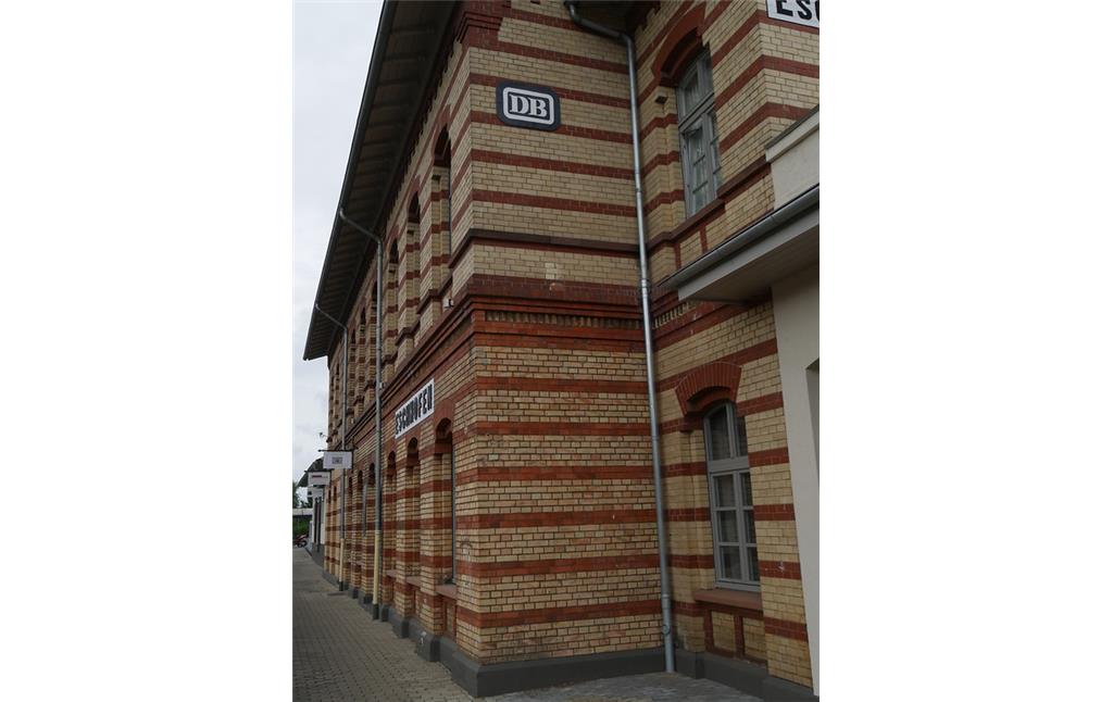 Südansicht des Hauptgebäudes des Bahnhofs Limburg-Eschhofen (2017)