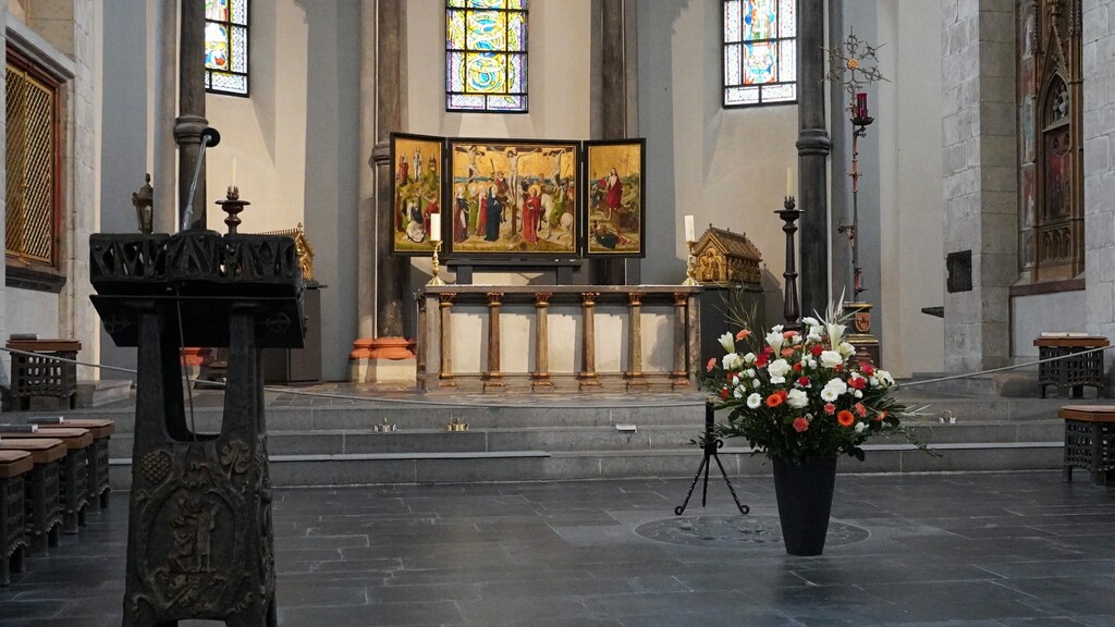 Blick auf den Altarraum der Kirche des Kunibertstifts, der Basilika St. Kunibert in Köln-Altstadt-Nord (2023).