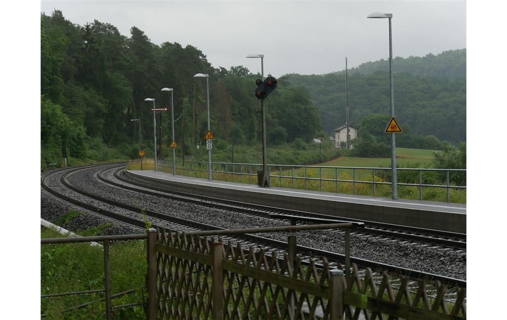 Bahnsteig des Haltepunktes Arfurt (Lahn) bei Runkel-Arfurt, Blickrichtung Ost auf das Streckenwärterhaus bei Runkel-Arfurt (2017)