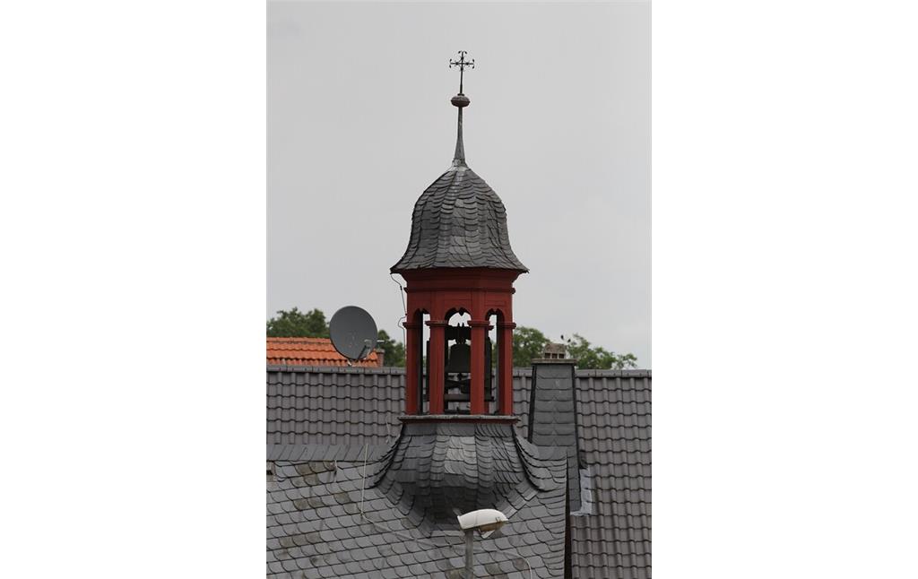 Dachreiter mit dem Glockenstuhl auf der Kapelle Kreuzerhöhung in Laubenheim (2021)