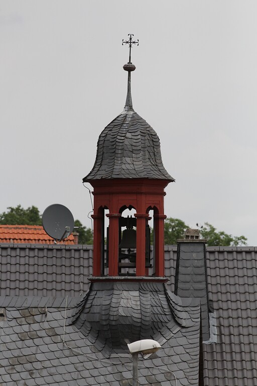 Dachreiter mit dem Glockenstuhl auf der Kapelle Kreuzerhöhung in Laubenheim (2021)