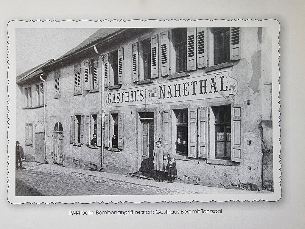 Historische Fotografie des Gasthauses "Gasthaus zum Nahetal", später "Gasthaus Best" in der Rathausstraße in Laubenheim a. d. Nahe (um 1910)