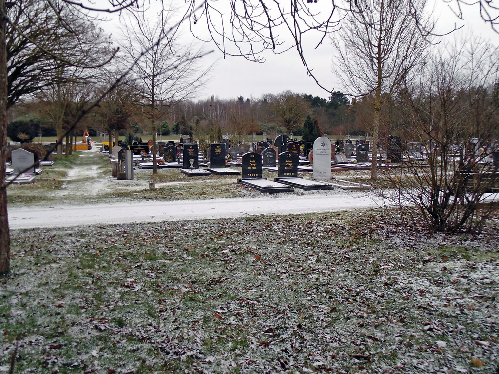Blick auf ein Gräberfeld auf dem neuen jüdischen Friedhof Bocklemünd in Köln-Vogelsang (2021)