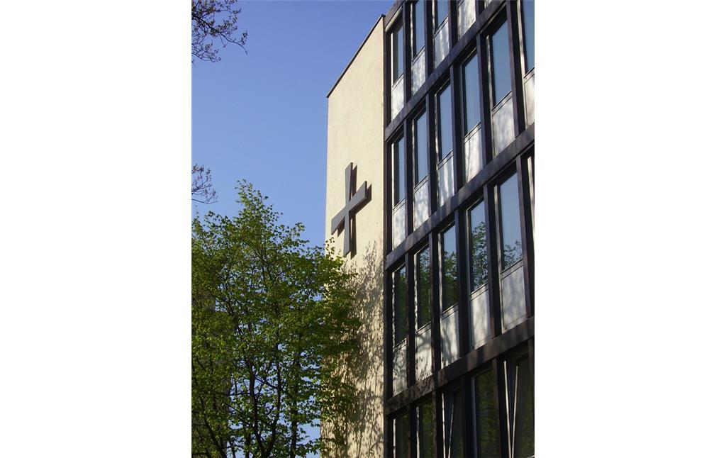 Jugendhaus Düsseldorf, Fassade mit Kreuz (2008)