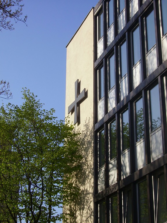 Jugendhaus Düsseldorf, Fassade mit Kreuz (2008)
