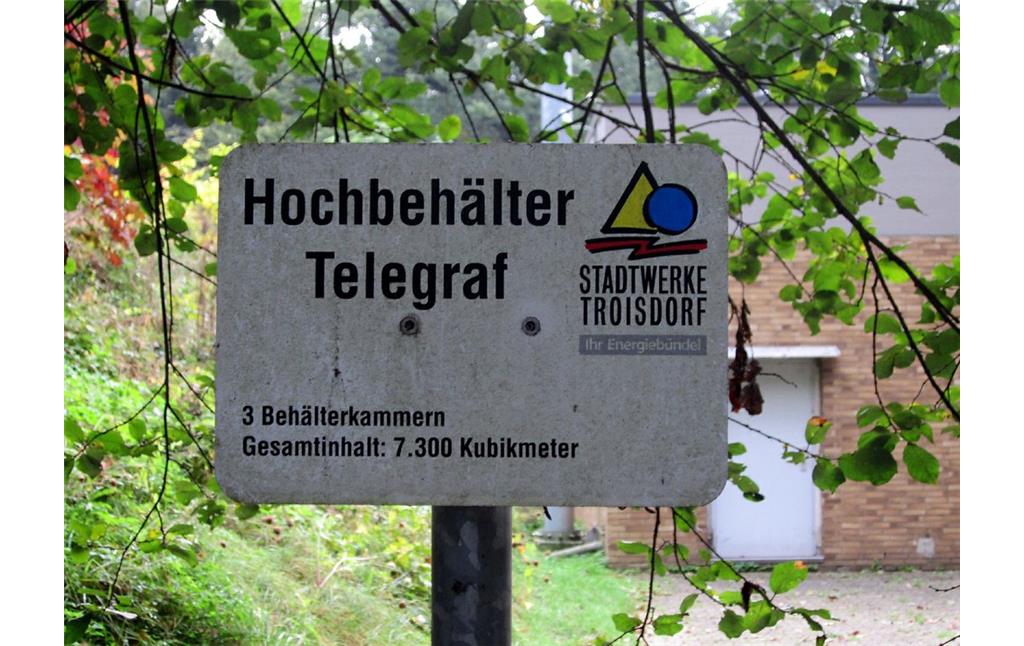 Schild am Wasserhochbehälter am Forsthaus Telegraf in der Wahner Heide (2011).