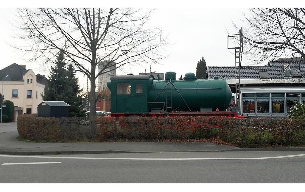 Alte Dampfspeicherlokomotive auf dem Gelände des ehemaligen Kleinbahnhofs Ost in Elsdorf neben dem "Café Dampflok" (2018).