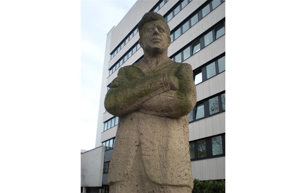 Das John F. Kennedy-Denkmal in Bonn-Plitterdorf in Nahaufnahme (2014)