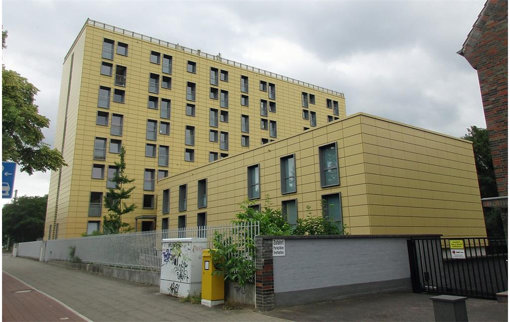 Gebäude des internationalen Wohnheims "International College Muengersdorf" des "Campus Muengersdorf" in der Aachener Straße in Köln-Müngersdorf (2018).