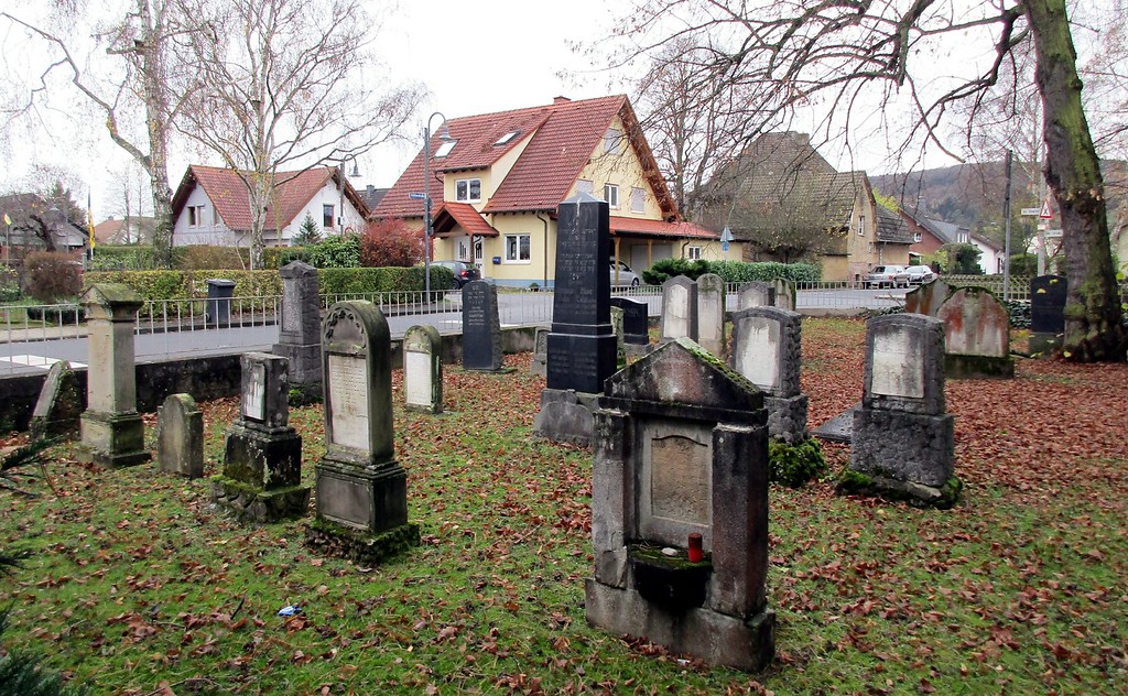 Gesamtansicht des neuen Remagener Judenfriedhofs an der Ecke Alte Straße / Schillerstraße (2015).