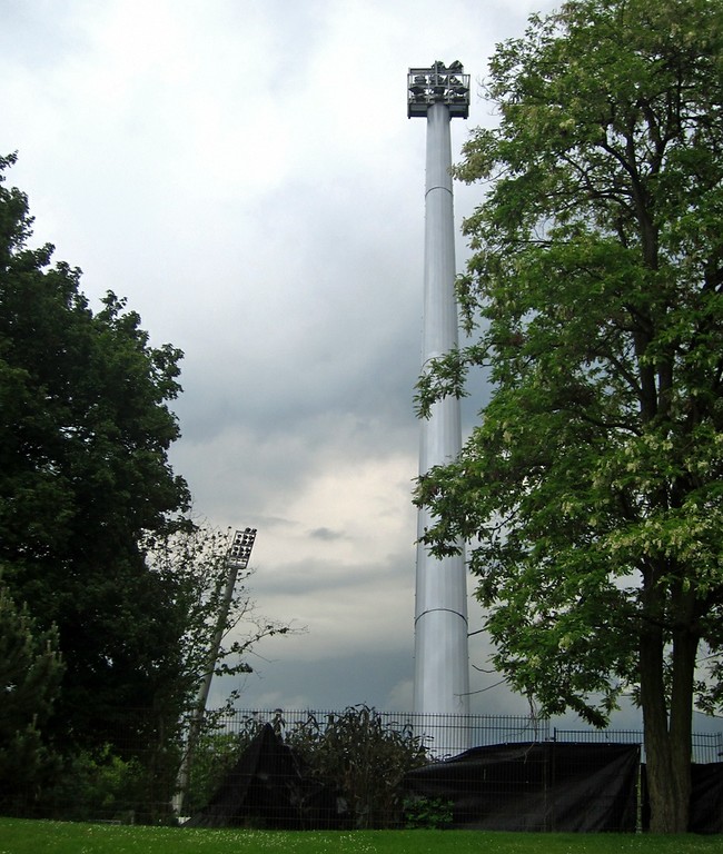 Flutlichtmast im Süden des Sportstadions im Bonner Sportpark Nord (2014)