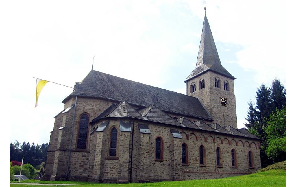 Die katholische Pfarrkirche St. Peter in Windeck-Herchen, Ansicht von Norden (2014)