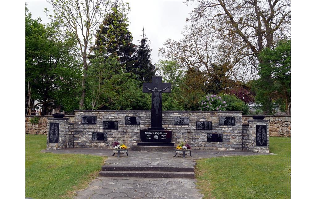 Kriegerdenkmal auf dem Friedhof in Dörrebach: Denkmal für die Gefallenen beider Weltkriege (2016).