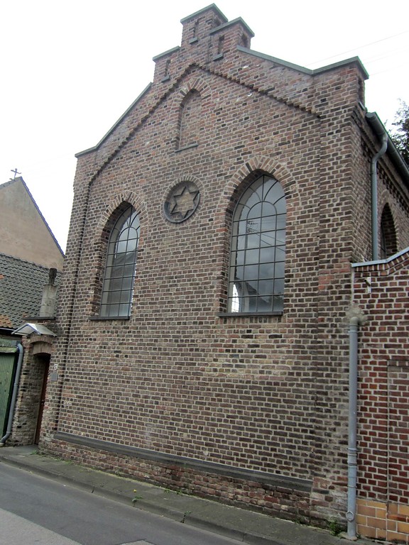 Frontseite der Synagoge in Hülchrath von der Broichstraße aus (2014)