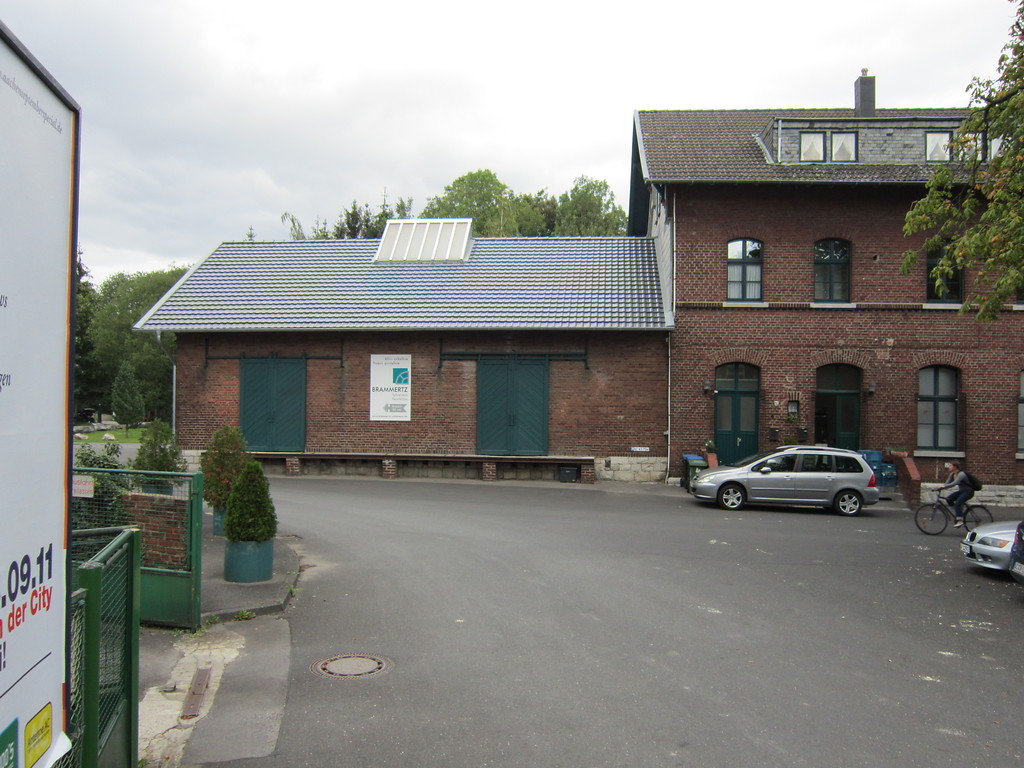 Bahnhof Kornelimünster an der Vennbahn und Empfangsgebäude mit dem Güterschuppen, Blick von der Straßenseite (2011)