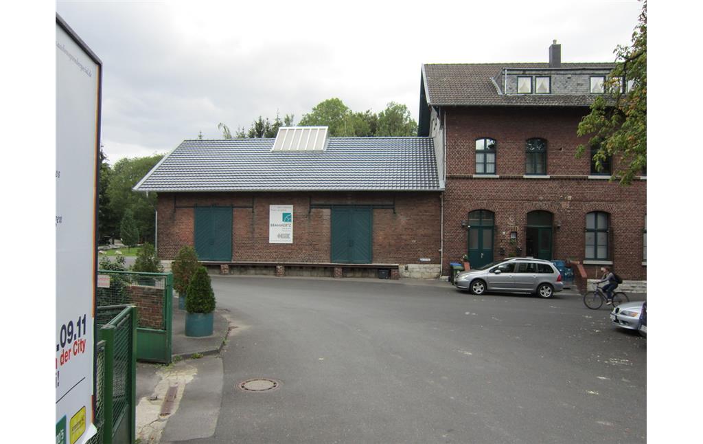 Bahnhof Kornelimünster an der Vennbahn und Empfangsgebäude mit dem Güterschuppen, Blick von der Straßenseite (2011)