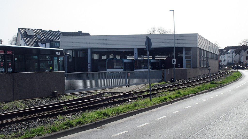 Betriebsbebäude der Rhein-Sieg-Verkehrsgesellschaft mbH (RSVG) in Sieglar, rechts davon Gleise der Kleinbahn Siegburg - Zündorf (2017).