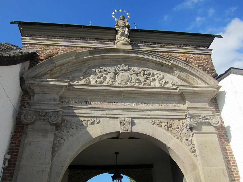Oberer Teil des Portals des ehemaligen Zisterzienserinnenklosters und Damenstifts Eppinghoven bei Neuss-Holzheim (2014)