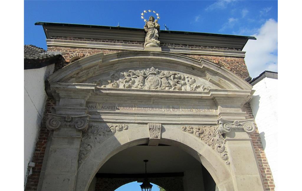 Oberer Teil des Portals des ehemaligen Zisterzienserinnenklosters und Damenstifts Eppinghoven bei Neuss-Holzheim (2014)