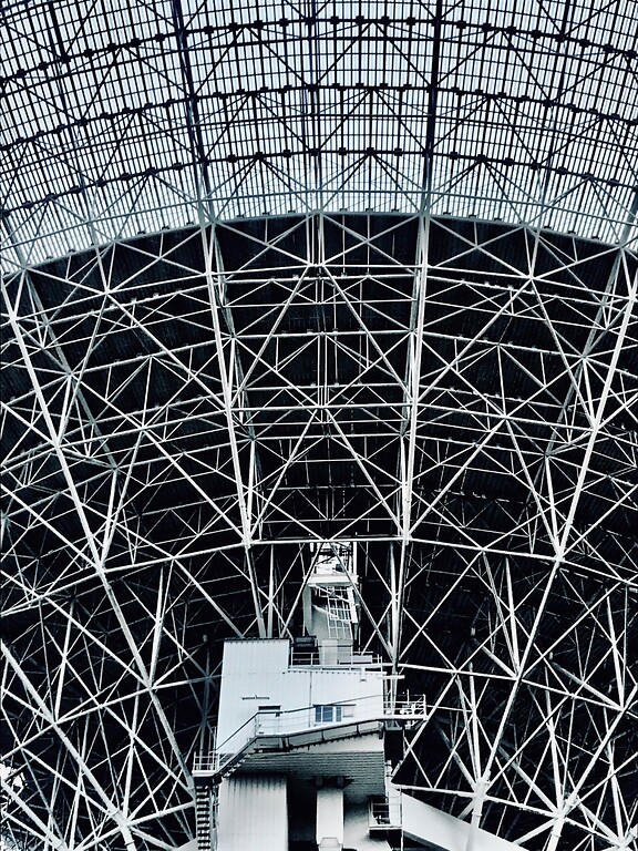 Detailaufnahme des Radioteleskops Effelsberg bei Bad Münstereifel (2020), gut erkennbar sind die Größenverhältnisse zwischen dem 100 Durchmesser umfassenden Parabolspiegel und Betriebsgebäude unten im Bild.