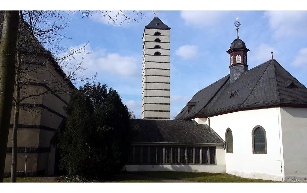 Teilansicht der Pfarrkirche St. Veit in Mayen mit dem Glockenturm und der nördlich von ihr stehenden Kapelle (2015).